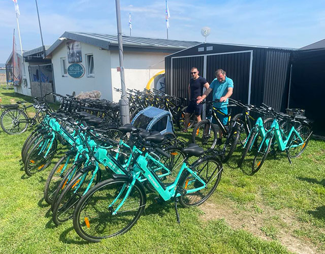 Bérelhető kerékpárok és e-bike-ok különböző méretekben a velencei tónál